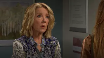 Chemise Alice + Olivia Willa dans Forevermore portée par Nikki Reed Newman (Melody Thomas Scott) comme on le voit dans Les Feux de l’Amour le 28 octobre 2025