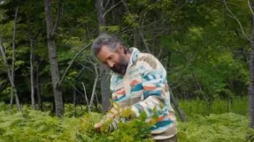Columbia Helvetia™ II Printed Half Snap Fleece Chalk porté par Perry Grimes comme on le voit dans Hudson & Rex (S08E05)