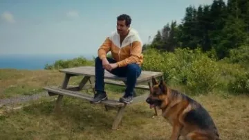 Chaqueta con capucha Nike Sportswear Windrunner usada por Gray Powell como se ve en Hudson & Rex (S08E05)