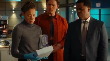 Brunello Cucinelli Cashmere And Silk Lightweight Turtleneck Sweater worn by Sarah Truong (Mayko Nguyen) as seen in Hudson & Rex (S08E05)