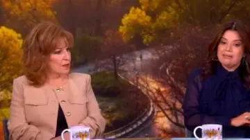 Derek Lam 10 Crosby Novessa Chaqueta de manga fruncida usada por Joy Behar como se ve en The View el 5 de noviembre de 2025