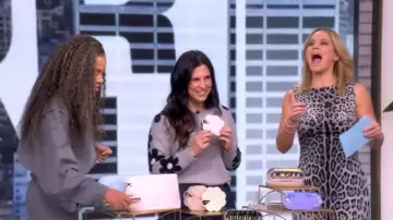 Suéter de manga floral de cachemira Aqua usado por Honor Elliott como se ve en The View el 5 de noviembre de 2025