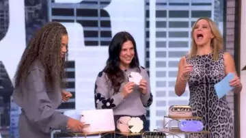 Dolce & Gabbana Vestido midi con estampado animal usado por Sara Haines como se ve en The View el 5 de noviembre de 2025