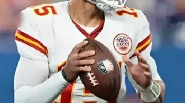 Camiseta blanca usada por Patrick Mahomes en Kansas City Chiefs 2025