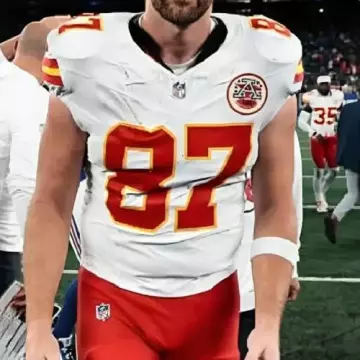 Maillot blanc porté par Travis Kelce lors des Kansas City Chiefs 2025