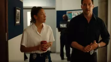 Rag & Bone Boyfriend Belt Cuir porté par Sarah Truong (Mayko Nguyen) comme on le voit dans Hudson & Rex (S08E06)