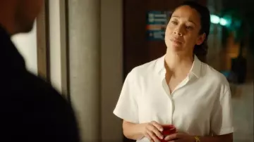 Uniqlo Rayon Blouse portée par Sarah Truong (Mayko Nguyen) comme on le voit dans Hudson & Rex (S08E06)