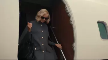 Celine Fourre-tout en veau grainé noir Phantom moyen porté par Liberty Ronson (Naomi Watts) comme on le voit dans All’s Fair (S01E01)