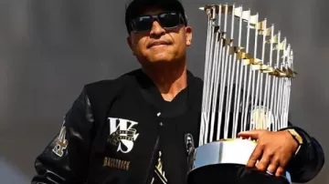 Dave Roberts Dodgers World Series Championship Parade Jacket of Dave Roberts in 2016 MLB World Series