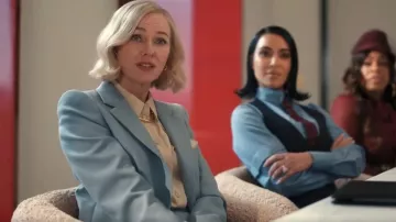 Blusa de jacquard de seda Gucci usada por Liberty Ronson (Naomi Watts) como se ve en All's Fair (S01E01)