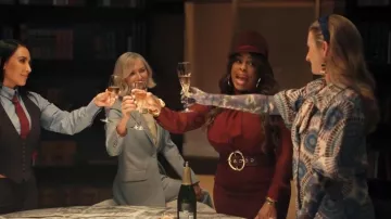 Cinturón de cuero texturizado Sergio Hudson usado por Emerald Greene (Niecy Nash) como se ve en All's Fair (S01E01)