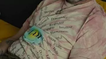 I Am Tie Dye Camisa usada por Will (Seth Rogen) en la serie de televisión Platonic (S02)