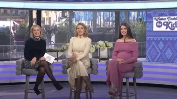 Vestido de hombros descubiertos de Lenora Line & Dot usado por Erica Wark como se ve en Today with Jenna & Friends el 5 de noviembre de 2025