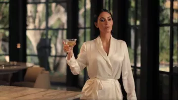 Fleur Du Mal Ivory Bianca Smoking Jacket portée par Allura Grant (Kim Kardashian) comme on le voit dans All’s Fair (S01E01)