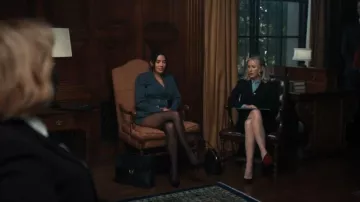 Gianni Versace S/S 1995 Runway Gris à rayures Medusa Medallion Skirt Tailleur porté par Allura Grant (Kim Kardashian) comme on le voit dans All’s Fair (S01E01)