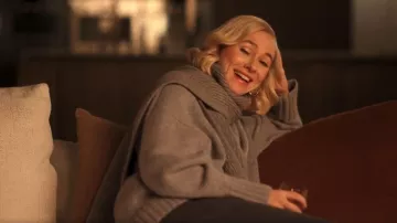 Écharpe en cachemire Miu Miu portée par Liberty Ronson (Naomi Watts) comme on le voit dans All’s Fair (S01E01)