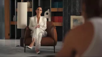 Fleur du Mal Pantalon en soie à franges Bianca ivoire porté par Allura Grant (Kim Kardashian) tel qu’on le voit dans All’s Fair (S01E01)
