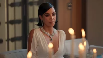 Pasquale Bruni Boucles d’oreilles Heart to Earth portées par Allura Grant (Kim Kardashian) comme on le voit dans All’s Fair (S01E01)
