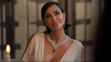 Pasquale Bruni Goddess Garden Necklace porté par Allura Grant (Kim Kardashian) comme on le voit dans All’s Fair (S01E01)