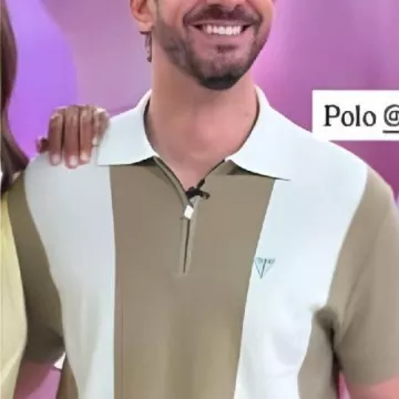 Brown Short Sleeves Striped Polo Sweater worn by (Idevor Mendonca) in Em Família 2025
