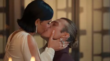 Pasquale Bruni Bague Cœur à Terre portée par Allura Grant (Kim Kardashian) comme on le voit dans All’s Fair (S01E01)