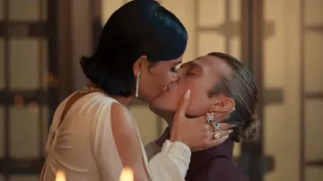 Pasquale Bruni Bague Cœur à Terre portée par Allura Grant (Kim Kardashian) comme on le voit dans All’s Fair (S01E01)