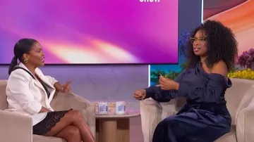 Top Simkhai Alice con hombros descubiertos usado por Jennifer Hudson como se ve en The Jennifer Hudson Show el 12 de octubre de 2025