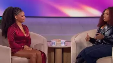 Kim Shui Jelixa Zip Up Wrap Blazer Dress portée par Halle Bailey telle que vue dans The Jennifer Hudson Show le 12 octobre 2025