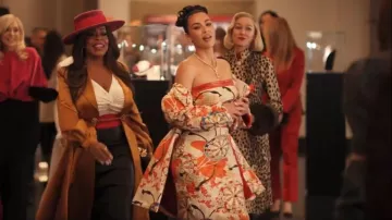 Christian DIor Manteau ceinturé de style kimono japonais porté par Allura Grant (Kim Kardashian) comme on le voit dans All’s Fair (S01E02)