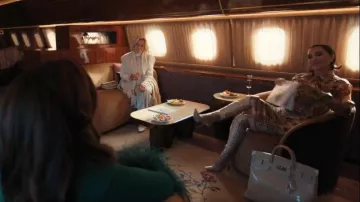 Hermes Birkin 40 porté par Allura Grant (Kim Kardashian) vu dans All’s Fair (S01E02)