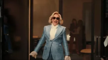 Dolce & Gabbana Pantalon en jacquard matelassé floral sur mesure porté par Dina Standish (Glenn Close) comme on le voit dans All’s Fair (S01E02)