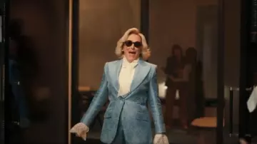 Pantalones de jacquard acolchados florales a medida de Dolce & Gabbana usados por Dina Standish (Glenn Close) como se ve en All's Fair (S01E02)