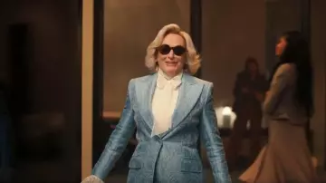 Gafas de sol Giorgio Armani con lentes tintadas y montura redonda usadas por Dina Standish (Glenn Close) como se ve en All's Fair (S01E02)