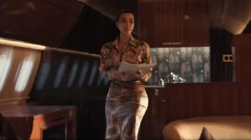 Roberto Cavalli Robe-chemise en soie bicolore à imprimé animal portée par Allura Grant (Kim Kardashian) comme on le voit dans All’s Fair (S01E02)