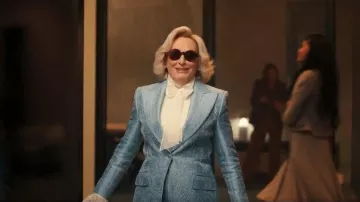 Blazer à motif floral Dolce & Gabbana DNA porté par Dina Standish (Glenn Close) tel qu’on le voit dans All’s Fair (S01E02)