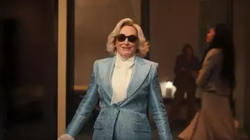Blazer con motivo floral del ADN de Dolce & Gabbana usado por Dina Standish (Glenn Close) como se ve en All's Fair (S01E02)