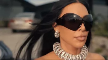 Lunettes de soleil Balenciaga Butterfly Mask portées par Allura Grant (Kim Kardashian) comme on le voit dans All’s Fair (S01E02)