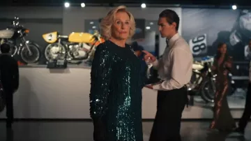 Jenny Packham Robe de nymphe portée par Dina Standish (Glenn Close) comme on le voit dans All’s Fair (S01E02)