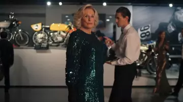 Vestido de ninfa de Jenny Packham usado por Dina Standish (Glenn Close) como se ve en All's Fair (S01E02)