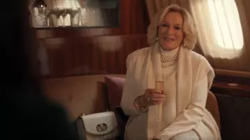 Valentino Garavani Vain Bolso de hombro usado por Dina Standish (Glenn Close) como se ve en All's Fair (S01E02)