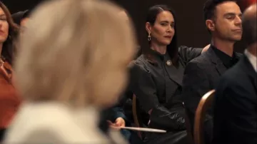 Jupe mi-longue évasée Dior portée par Carrington Lane (Sarah Paulson) comme on le voit dans All’s Fair (S01E02)