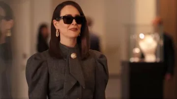 Veste Dior à col noué portée par Carrington Lane (Sarah Paulson) comme on le voit dans All’s Fair (S01E02)