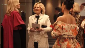 Abrigo Erdem Bridal Calla Cloqué usado por Dina Standish (Glenn Close) como se ve en All's Fair (S01E02)