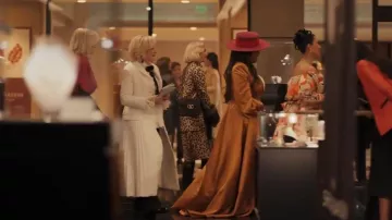 Valentino Garavani Sac à bandoulière en cuir 9TO5 porté par Liberty Ronson (Naomi Watts) comme on le voit dans All’s Fair (S01E02)