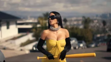 Valentino Garavani Robe en mousseline de soie portée par Allura Grant (Kim Kardashian) comme on le voit dans All’s Fair (S01E02)