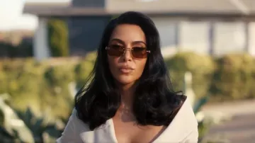 Cartier Panthère de Cartier Précieuses Lunettes de soleil portées par Allura Grant (Kim Kardashian) comme on le voit dans All’s Fair (S01E02)