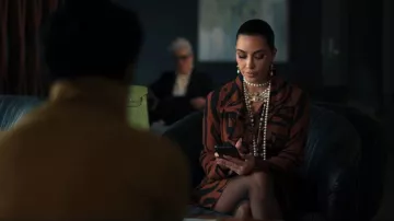 Conjunto de falda y chaqueta estampada de tigre de otoño invierno 2001 de Vivienne Westwood usado por Allura Grant (Kim Kardashian) como se ve en All's Fair (S01E03)