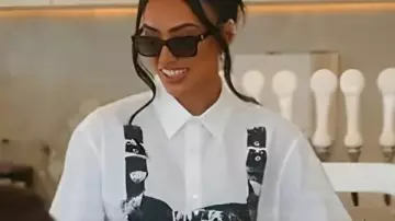 Bre Tiesi Selling Sunset S09 Camisa blanca de gran tamaño estampada usada por Self (Brett Oppenheim) como se ve en Selling Sunset (S09E01)