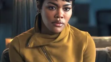 All’s Fair S01 Milan Sweat-shirt asymétrique jaune porté par Milan (Teyana Taylor) comme on le voit dans All’s Fair (S01)