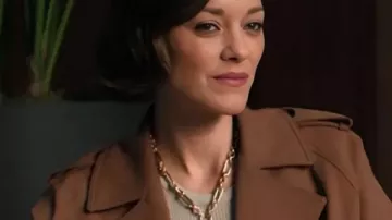 The Morning Show S4 Céline Dumont Manteau court brun porté par Céline Dumont (Marion Cotillard) vu dans The Morning Show (S04E08)